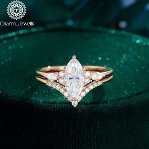 Bague de fiançailles classique pour femme Charm Jewells, trois pierres en moissanite taille coussin, plaqué or 18 carats, sertie à griffes, IGI - Product Image 4