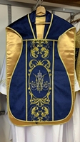 Chasuble Liturgique Bleue avec Monogramme Brodé Or, Vêtement de Culte Catholique pour Adultes, pour Prêtres, Quatre Saisons