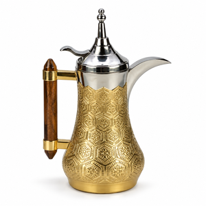 Proveedor de teteras Dallah árabes de dos tonos (plateado y dorado) de acero inoxidable y latón con mango de imitación madera y patrón étnico para hervir agua - Product Image 1