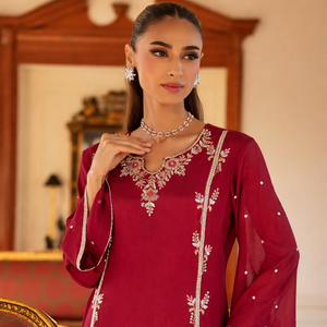 Conjunto de traje Jalabiya pakistaní de diseñador Sabrina |   Kurta estilo kaftán de georgette color granate oscuro, bordado con trabajo Zari, para fiesta, sin arrugas. - Product Image 2