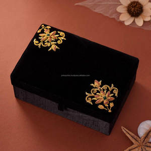 Boîte à bijoux magnétique noire gravée en forme de papillon, avec fermoir à pression, pour cadeau de mariage, organisateur de rangement, étui à anneaux avec pompon - Product Image 6