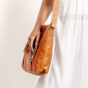Nouveaux sacs en cuir véritable de style occidental, sacs à bandoulière pour femmes de style bohème de haute qualité, sacs à bandoulière en cuir véritable avec motifs floraux gravés à la main - Product Image 3