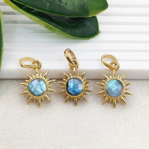 Pendentif en quartz iolite plaqué or avec breloques en forme de soleil, serti de pierres rondes, bijou en quartz iolite, breloque soleil en pierre précieuse ronde de 6 mm - Product Image 2