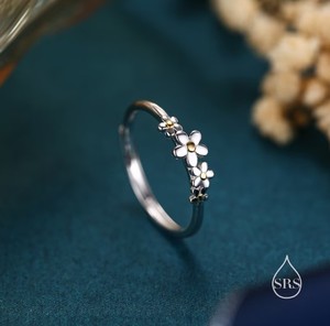 Bague en argent sterling plaqué or 14 carats, taille ajustable, motif fleur de mignonette, luxe, délicate et raffinée - Product Image 1