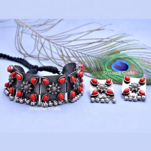 Collar choker tribal hecho a mano en India con un estilo bohemio, pulido plateado antiguo y piedras preciosas, joyería de diseño para uso familiar. - Product Image 1