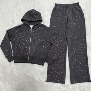 Ensemble de survêtement pour homme noir à strass avec capuche, manches longues, fermeture éclair, poches latérales et taille élastique - Product Image 1
