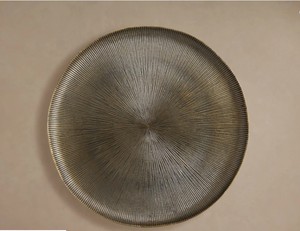 โต๊ะบาร์อะลูมิเนียมหล่อขึ้นรูปทรงหรูหรา ท็อปโต๊ะแบบถาดกว้าง ฐานทรงกระบอกเพรียวบาง ขาตั้งมั่นคง ดีไซน์ทันสมัย - Product Image 5