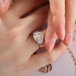 Bague de fiançailles en or blanc 14 carats avec diamant de laboratoire taille coussin certifié IGI 4,5 carats, accents trapézoïdaux, directement du fabricant - Product Image 5