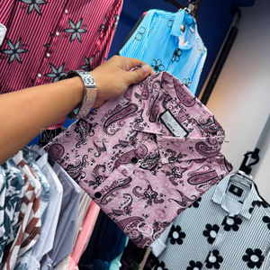 เสื้อเชิ้ตผู้ชายลายพิมพ์ลายเพสลีย์สีชมพู โพลีเอสเตอร์ ไซส์กลาง ขายส่งจำนวนมาก จากโรงงานเสื้อผ้าปริมาณมาก - Product Image 1