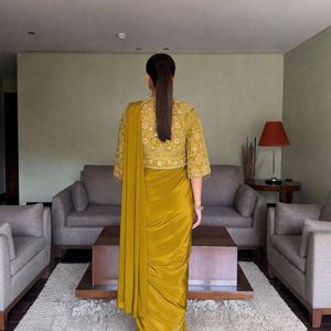 Sari Lehenga en soie Chinon avec broderie au fil Zari, dentelle fantaisie et chemisier entièrement cousu, vente en gros par Royal Exports - Product Image 3