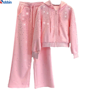 Conjunto de 2 piezas de chándal de invierno personalizado con logo rosa, pedrería en toda la prenda, transpirable, sudadera con capucha oversize y pantalones acampanados, fabricante personalizado - Product Image 1