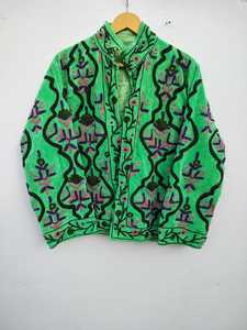 Impresionante Chaqueta Bordada en Terciopelo Verde Suzani, Estilo Boho Floral, para Festivales, Hecha a Mano, Prenda Femenina Distintiva - Product Image 2