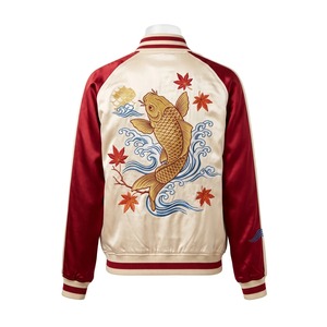 Vestes bomber Sukajan de luxe personnalisées pour hommes, en satin doré, avec broderie de vagues de carpes koï, style streetwear japonais en soie - Product Image 1