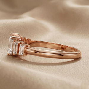 แหวนเพชรทรงเอเมอรัลด์คัท ผลิตในห้องปฏิบัติการ ชุบทอง 14K ดีไซน์หรูหรา ของขวัญพิเศษสำหรับวันเกิดผู้หญิง ความใสระดับ VVS-VS ขายส่งเพื่อการส่งออก - Product Image 3