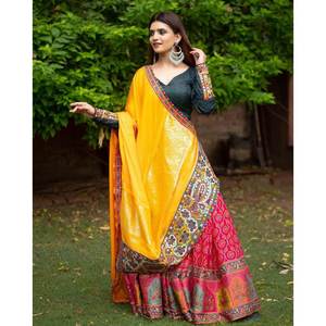 Lehenga choli งานกระจกพิมพ์ดิจิตอลผ้าไหมลาย Chinon แบบดั้งเดิมกับ dupatta RANI - Product Image 1