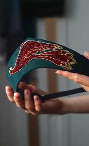 Diadema anudada naranja óxido con bordado de hilo de serpiente a rayas verdes y pedrería dorada, estilo turbante de moda para mujer, estilo boutique - Product Image 5