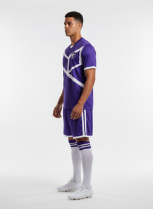 Uniforme de Fútbol Personalizado Premium Morado y Blanco - Conjunto Deportivo Transpirable de Malla 100% Poliéster con Logotipo Frontal Impreso por Transferencia Térmica - Product Image 3