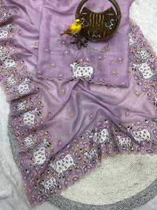 Sari élégant doré effet froissé – Broderie motif animalier de créateur avec motif floral et chemisier - Product Image 5