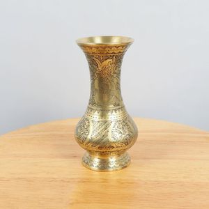Vases à fleurs personnalisés modernes faits à la main en cuivre et en laiton gravés avec un motif spécial, décoration de table écologique - Product Image 1