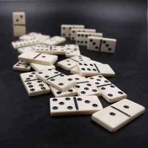 Jeu de dominos en résine blancs avec points noirs, forme irrégulière, objets d'art et de collection - Product Image 3
