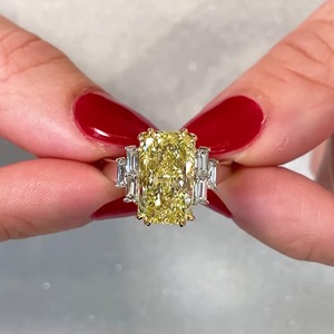 Anillo de Diamante Amarillo Corte Radiante de Laboratorio con Engaste de Garras en Oro Blanco de 14K, Certificado IGI y Claridad VVS - Product Image 1
