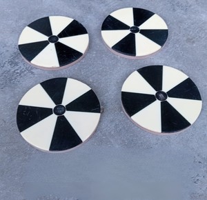 Juego de 4 Posavasos Geométricos Abstractos Nórdicos, Posavasos de Madera MDF con Diseño Moderno de Puntos, Antideslizantes, Protectores de Mesa para Café y Té - Product Image 4