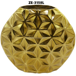 แจกันดอกไม้โลหะโบราณสไตล์ชายฝั่ง สำหรับพิธีกรรมและตกแต่งบ้าน ดีไซน์หรูหราแบบซ่อนเร้น ผลงานศิลปะโดย Zahid Exports - Product Image 4