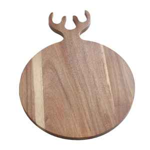 Planche à découper ronde en bois avec poignée en forme de cerf, planche de service décorative, plateau rustique pour fromages et charcuteries, planche de cuisine - Product Image 1