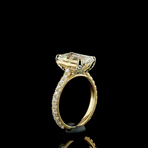 Elegante anillo de compromiso con diamante de corte esmeralda de 4 quilates, certificado por IGI, oro amarillo de 18 quilates, banda pavé de doble punta, anillo de boda, joyería fina. - Product Image 2