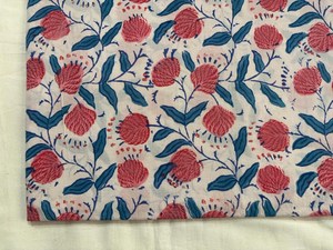 Tela de Algodón Estampada a Mano con Motivos Florales Rojos sobre Base Blanca, Tela de Algodón con Estampado Jaipuri Hecho a Mano en India, Patrón Botánico - Product Image 4