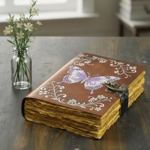 สมุดบันทึกหนังลายผีเสื้อจันทราพิมพ์ลายทำมือ สีน้ำตาลวินเทจ ลายดอกไม้ พร้อมตัวล็อคทองเหลือง ปกแข็ง คลาสสิก ขนาด 7x5 นิ้ว - Product Image 5