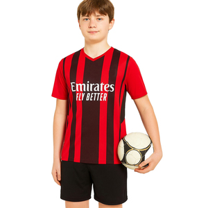 Tenue de football personnalisée respirante par sublimation pour enfants et jeunes – Ensemble maillot et short rayé pour équipe de football – Kit d'équipement d'équipe personnalisé - Product Image 2