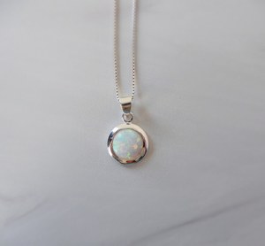 Collier en opale blanche, pendentif ovale en argent sterling, bijou pierre de naissance d'octobre, cadeau élégant pour elle - Product Image 4