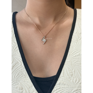 Exclusivo Collar con Colgante de Barra de Diseño en Oro de 14K QUBE STAR con Diamante Cultivado en Laboratorio de Corte Radiante de 1.05 Ct, Geométrico y Fino - Product Image 1