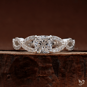 แหวนเพชรทรงคุชชั่น 1 กะรัต เพาะเลี้ยงในห้องปฏิบัติการ ดีไซน์เกลียวประดับเพชรแบบพาเว่  รับรองโดย IGI ตัวเรือนทองคำขาว 10K แหวนหมั้น - Product Image 1