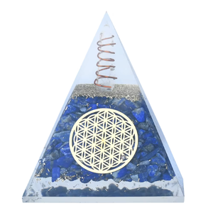 Pyramide décorative en fluorite bleue incrustée d'un disque métallique et d'éléments dorés pour la décoration intérieure - Product Image 4
