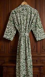 Kimono en coton imprimé à la main avec un motif floral unique, un touche de patrimoine culturel, col en V, design simple et imprimé floral - Product Image 2