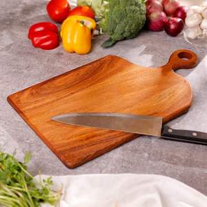 Planche à découper rectangulaire en acacia avec poignée en bois, logo personnalisé gravé, compatible lave-vaisselle, design moderne - Accessoires de cuisine, décoration - Product Image 1