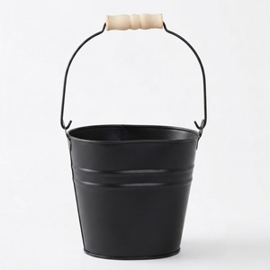 Cubo decorativo redondo de hierro galvanizado de lujo con asa de madera y gallo grabado, al mejor precio - Product Image 5
