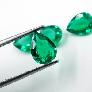 Piedra Preciosa de Esmeralda Cultivada en Laboratorio, Corte Pera Verde Facetado, 3.70ct (4 Piezas) HAYAAT GEMS 8x6mm para Joyería - Product Image 3