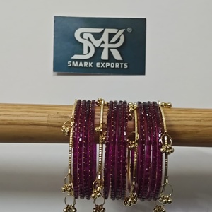 Ensemble de 16 bracelets en verre kashmiri de luxe, couleur magenta violet, avec breloques Ghungroo dorées, bijoux de mariée indiens traditionnels faits à la main - Product Image 5