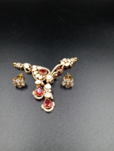 Conjunto de collar chapado en oro con piedras rojas y blancas, diseño de flor para mujer, estilo clásico de boda, diseño de dos colgantes. - Product Image 4