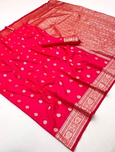 Sari en soie Banarasi douce avec un pallu riche et un travail de tissage Zari de haute qualité, sari de créateur à grande bordure avec chemisier en soie contrastant - Product Image 5