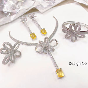 Elegante Conjunto de Joyería de Imitación Nupcial con Cristales Amarillos Clásicos y Pedrería, que Incluye Collar, Pendientes, Anillo y Accesorios para las Manos - Product Image 1