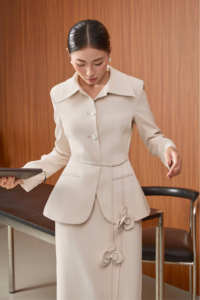 Traje Elegante/Clásico Moderno/Estilo Vintage ELVA - Conjunto de Traje Beige con Cuello Japonés - Edición Mature Grace KS57, Venta al Por Mayor en Vietnam - Product Image 6