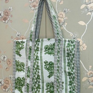 Bolsa de Lona con Paneles Florales y Ribete Verde, Estilo Bohemio, Abierta, para Compras - Product Image 6