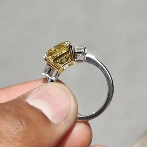 Anillo de Diamantes Amarillo Radiante con Corte Princesa en los Laterales, Oro Sólido, Anillo de Compromiso de Tres Piedras, Anillo Nupcial de Lujo - Product Image 2