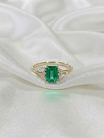 Bague classique en or jaune 14 carats avec rubis naturels et diamants naturels, sertie d'un accent émeraude, idéale pour les mariages et les fêtes