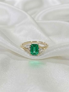 Anillo clásico de oro amarillo de 14 quilates con rubí natural y diamantes naturales, corte esmeralda, para bodas y fiestas. - Product Image 4