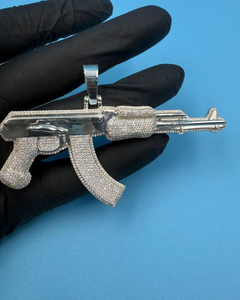 จี้รูปปืน AK 47 ประดับเพชรโมอิสซาไนต์ทรงกลม  จี้เงินแท้ 925  แบบ Iced Out สไตล์แร็ปเปอร์  จี้ปืนพกแบบสั่งทำพิเศษสำหรับผู้ชาย - Product Image 1
